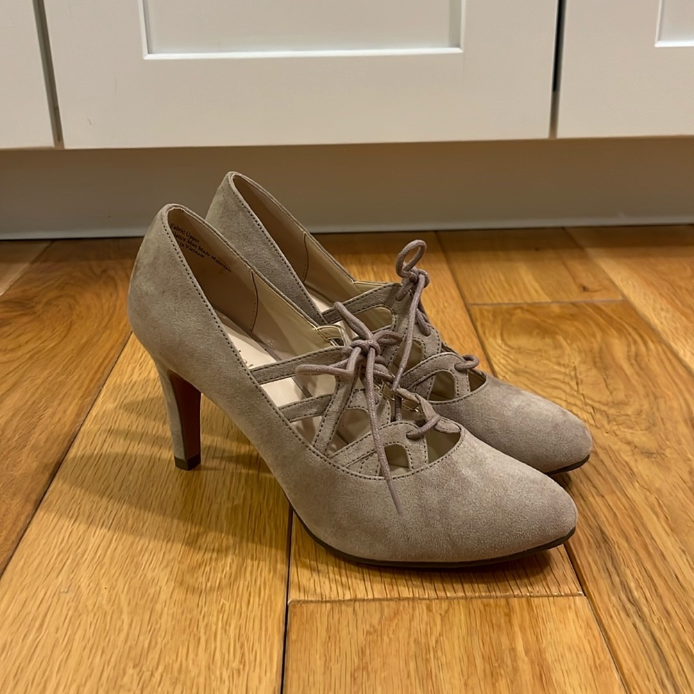 Kelly & Katie Cream Suede Like Heels Lace up Size 7.5